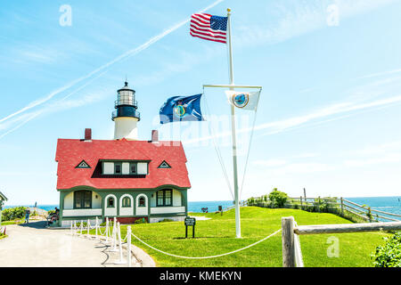 Cape Elizabeth, USA - 10. Juni 2017: Portland Head Lighthouse und Museum in Fort Williams Park in Maine im Sommer Tag mit Cliff und Flagge Stockfoto