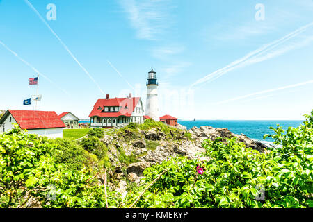 Cape Elizabeth, USA - 10. Juni 2017: Portland Head Lighthouse und Museum in Fort Williams Park in Maine im Sommer Tag mit Cliff und Flagge Stockfoto