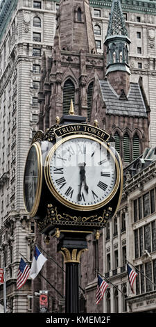 Uhr im Trump Tower, Fifth Avenue Presbyterian Church, 56 th Street, Manhattan, New York Stockfoto