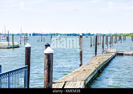 Stadt Insel Harbour in Bronx, New York mit Booten und Pier, Manhattan Skyline oder Stadtbild in der Entfernung Stockfoto