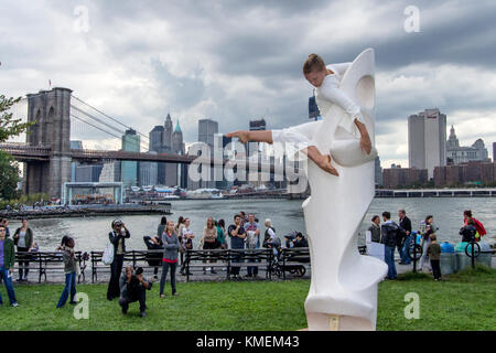 Dumbo-Kunst-Festival, Entasis Skulptur Tanz-Performance, Skyline von Manhattan Stockfoto