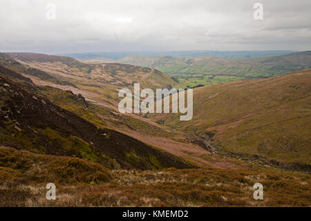 Auf der Suche Grindsbrook Clough auf Kinder Scout auf einen langweiligen Tag im Peak District National Park Stockfoto