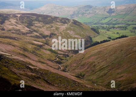 Auf der Suche Grindsbrook Clough auf Kinder Scout auf einen langweiligen Tag im Peak District National Park Stockfoto