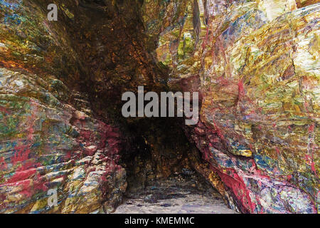 Mehrfarbige Rock von mineralischen Ablagerungen in der Höhle auf portreath Beach, Cornwall, England, Großbritannien. Stockfoto