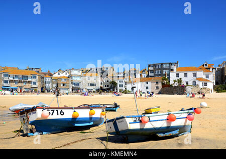 Fischerboote am Strand bei Ebbe in St. Ives, Cornwall, England, Großbritannien, Großbritannien. Stockfoto