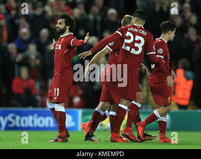 Liverpools Mohamed Salah (links) feiert seine Seiten siebtes Ziel zählen während der UEFA Champions League, Gruppe E Match in Liverpool, Liverpool. Stockfoto