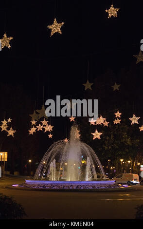 Palma de Mallorca, Balearen, Spanien - Dezember 5, 2017: Plaza de la Reina Brunnen mit Weihnachten Licht Dekorationen in der Nacht am 5. Dezember 201 Stockfoto