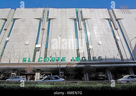 Mallorca, Balearen, Spanien - 16. November 2017: Kaufhaus El Corte Ingles Fassade in Weihnachten Dekoration an einem sonnigen Tag in Palma de Mall Stockfoto