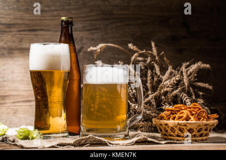 Becher, glasse, Flasche Bier mit Schaum Nahaufnahme Stockfoto