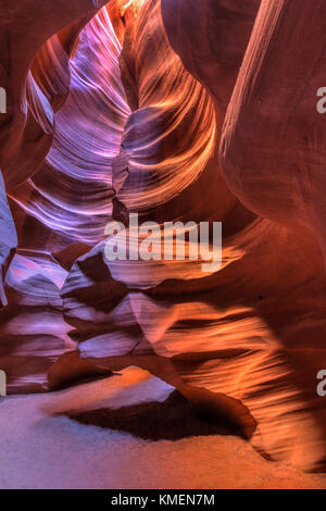 Verwinkelte, gerillte rote Sandsteinwände des Upper Antelope Canyon, beleuchtet mit gedämpftem, von oben in Page, Arizona, abgestrahltem Licht. Stockfoto