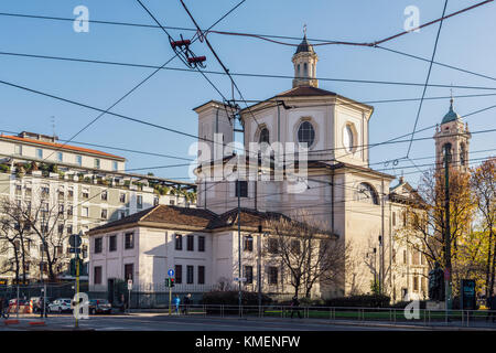 San bernardino alle Ossa ist eine Kirche in Mailand, Lombardei, Italien am besten bekannt für seine Beinhaus, eine kleine Seitenkapelle mit zahlreichen menschlichen Totenschädeln dekoriert Stockfoto