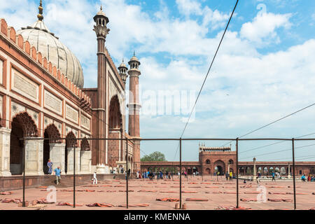 New Delhi, Indien - 18. März 2016: horizontale Bild der Boden vor der Jama Masjid warten auf Gebete, die Große Moschee, Wahrzeichen des neuen delh Stockfoto