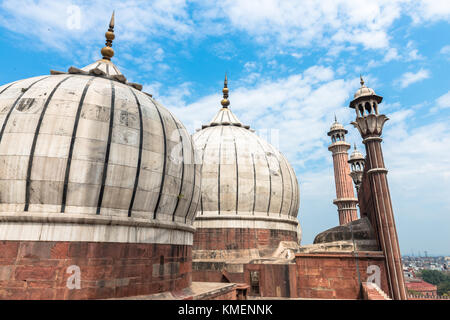 Weitwinkel Bild der großen Kuppel der Jama Masjid, die große Moschee, Wahrzeichen von New Delhi in Indien. Stockfoto