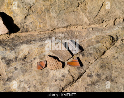 Tonscherben zu einem anasazi gefunden im unteren Mule Canyon, Kamm ridge Ruine, San Juan County, Utah, USA. Stockfoto