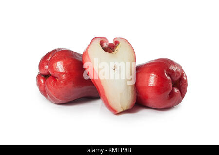 Frische und köstliche rote Rose Äpfel mit einem Stücke geschnitten in Haft auf isolierten sauberen, weißen Hintergrund, Vorderansicht, tropische Früchte in Vietnam, Asien Stockfoto