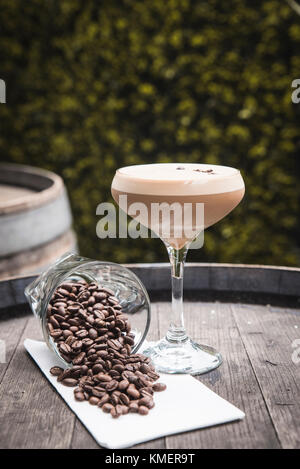 Espresso Martini im Hinterhof auf rustikalen Holzmöbeln barelle Stockfoto