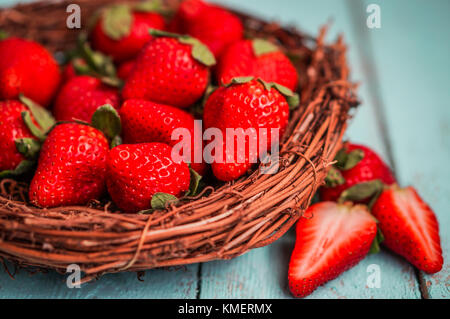 Erdbeeren im Warenkorb auf Holz- Hintergrund Stockfoto