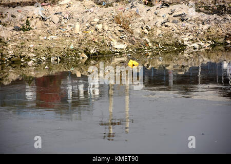 Halterungen von Plastiktüten, Staub und über viele Jahre hinweg in einem Flussbett bauen Stockfoto