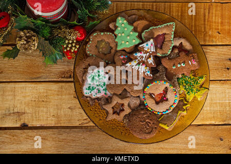 Platte voll mit Lebkuchen Cookies auf Holztisch. Weihnachten Kompositionen. Stockfoto