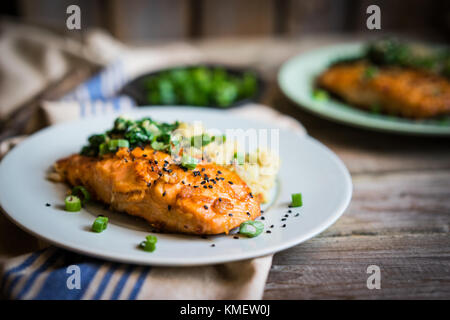 Lachssteak mit Kartoffelpüree und Grünen Stockfoto