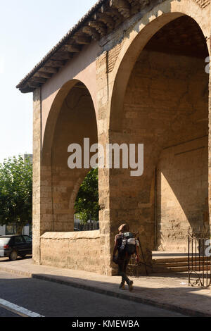 Pilger vor der romanischen Kirche Santa Maria, Carrion de los Condes, Spanien Stockfoto