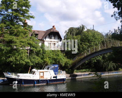 Brücke über den Fluss zu eyot Haus auf d'oyly Carte Insel am Ufer der Themse in Weybridge, Surrey, England, Großbritannien Stockfoto