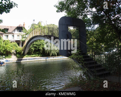 Brücke über den Fluss zu eyot Haus auf d'oyly Carte Insel am Ufer der Themse in Weybridge, Surrey, England, Großbritannien Stockfoto