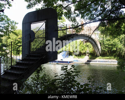 Brücke über den Fluss zu eyot Haus auf d'oyly Carte Insel am Ufer der Themse in Weybridge, Surrey, England, Großbritannien Stockfoto