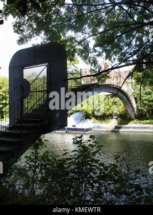 Brücke über den Fluss zu eyot Haus auf d'oyly Carte Insel am Ufer der Themse in Weybridge, Surrey, England, Großbritannien Stockfoto