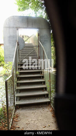 Brücke über den Fluss zu eyot Haus auf d'oyly Carte Insel am Ufer der Themse in Weybridge, Surrey, England, Großbritannien Stockfoto