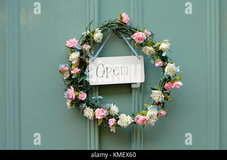 Rose Kranz und offenen Anmelden shop Tür, Norfolk, England Stockfoto