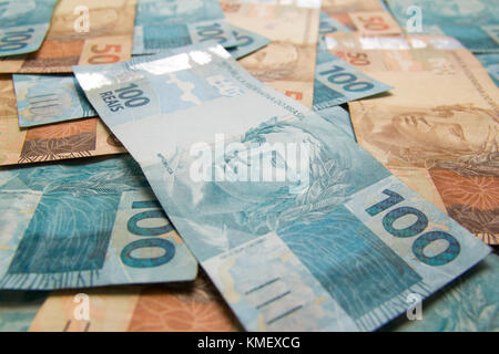 Geld aus Brasilien. Stellt der real, die brasilianische Währung. Viele hundert und fünfzig reais Notizen verstreut. Stockfoto