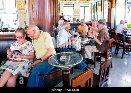 Ein Ehepaar und Senioren im Café A Brasileira, Braga, Portugal Stockfoto