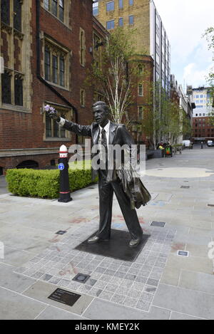 Taxi von J Seward Johnson jr., 1983, cast Bronze Statue. Es ist bei John Carpenter Street an Blackfriars, London, England, Großbritannien. Aus dem JPMorga Stockfoto