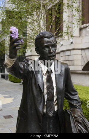 Taxi von J Seward Johnson jr., 1983, cast Bronze Statue. Es ist bei John Carpenter Street an Blackfriars, London, England, Großbritannien. Aus dem JPMorga Stockfoto