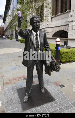 Taxi von J Seward Johnson jr., 1983, cast Bronze Statue. Es ist bei John Carpenter Street an Blackfriars, London, England, Großbritannien. Aus dem JPMorga Stockfoto