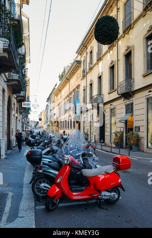 Mailand, Italien - 5. Dezember 2017: Klassische rote vespa parkt auf der Straße in der Nähe der Via Montenapoleone, Mailand, Lombardei, Italien Stockfoto