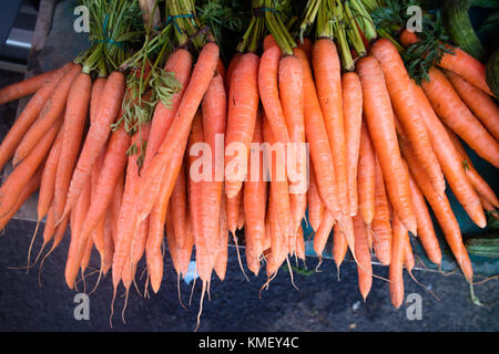 Gruppe der saftige Karotten auf dem lokalen Markt Stockfoto