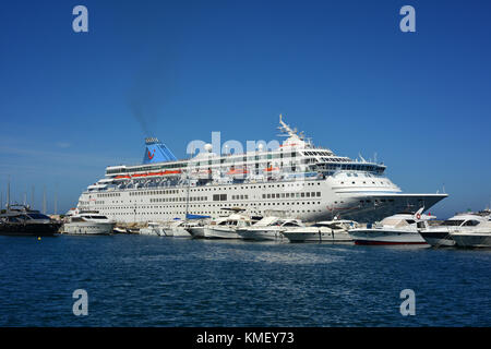 Kreuzfahrtschiff Thomson Majestät in den Hafen von Propriano, Korsika, Frankreich Stockfoto