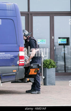 G4S Security Guard, sich der Abgabe von flüssigen Mitteln in ein Kaufhaus am Meer in Blackpool, Lancashire, Großbritannien Stockfoto