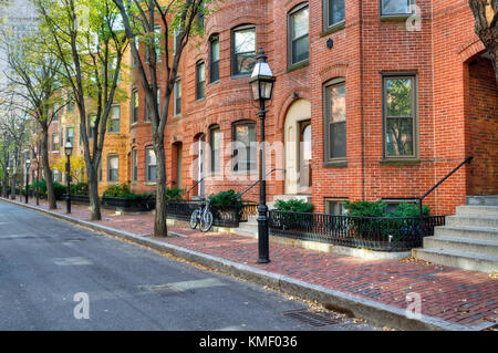 Stadthaus in Back Bay, Boston. Ziegelstein Wohnhäuser und von Bäumen gesäumten Straße im Herbst. eleganten Straßenbild. Stockfoto