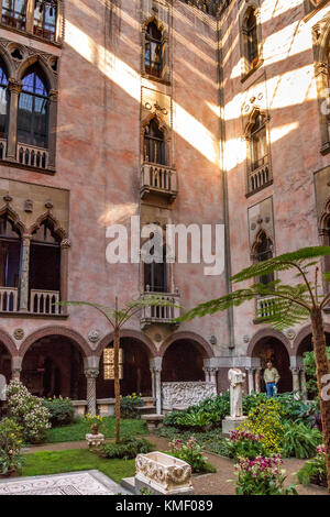 Der Garten im Innenhof in der Isabella Stewart Gardner Museum, Boston, Massachusetts, USA Stockfoto