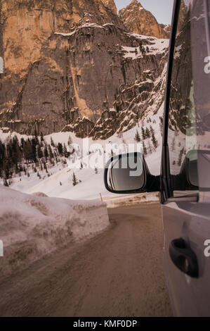 Anreise mit dem Auto entlang einer Serpentine bergauf. Stockfoto