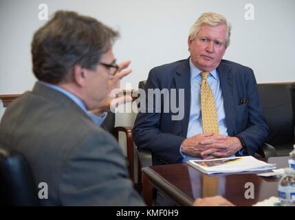 Us-Energieminister (links) Rick Perry trifft sich mit Exelon Corporation Präsident und CEO Christopher Kran bei der US-amerikanischen Energieministerium zum 14. Juni 2017 in Washington, DC. (Foto von donica payne über planetpix) Stockfoto