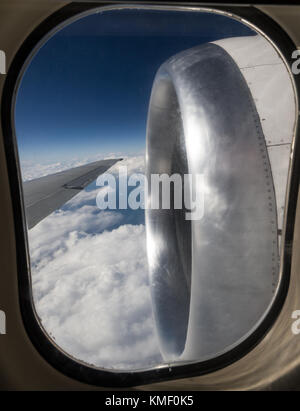 Flugzeug Motor und Flügel im Flug durch das Fenster gesehen, Kabine Stockfoto