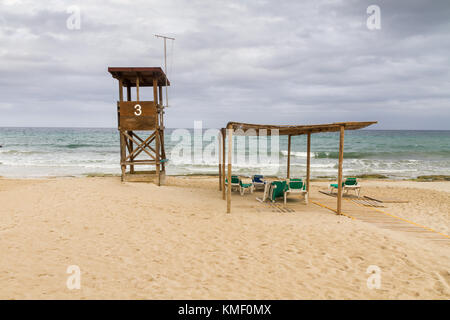 Lifeguard Tower auf einsamen Strand an einem regnerischen Tag Stockfoto