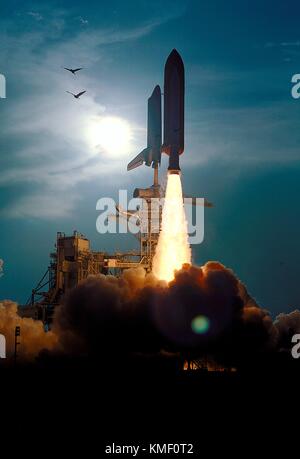 Das NASA Space Shuttle Discovery startet vom Kennedy Space Center Launch Pad 39b in der Nacht der STS-64 Mission am 9. September 1994 in Merritt Island, Florida. (Foto von der Nasa über planetpix) Stockfoto