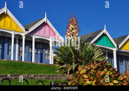 Strand Hütten im Greenhill Gärten mit Blick auf die Promenade und der Strand in Dorchester, Dorset, England, Großbritannien Stockfoto