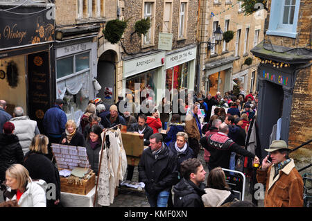 Frome unabhängigen Markt, Menschenmassen in den schmalen, steilen Straßen, mit Ständen mit Kunsthandwerk im Dezember Markt. Frome, Somerset. England. Großbritannien Stockfoto