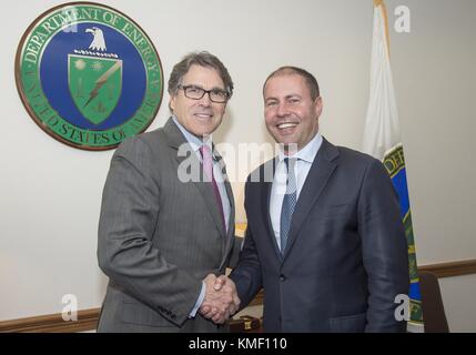 Us-Energieminister Rick Perry (links) trifft sich mit australischen Umwelt und Energie Minister Josh frydenberg des US-Außenministeriums Energie am 27. April 2017 in Washington, DC. (Foto durch Ken shipp über planetpix) Stockfoto